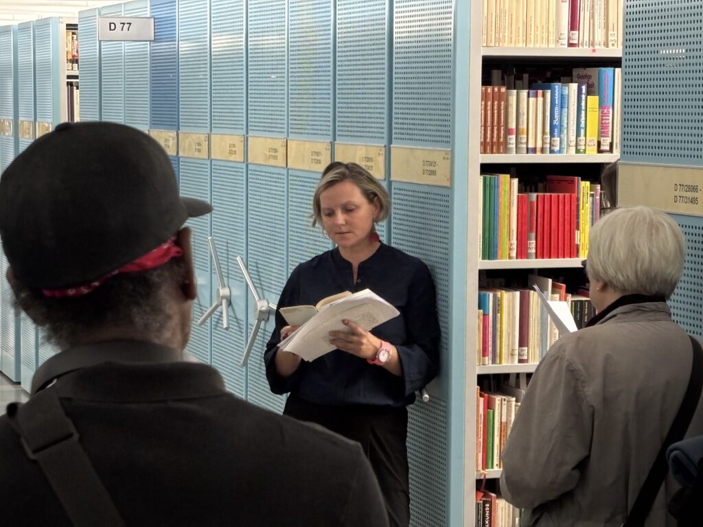 Die Lyrikerin Volha Hapeyeva liest Gedichte im Magazin der Deutschen Nationalbibliothek.