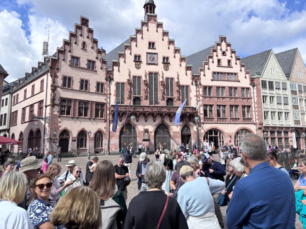 Stadtführung auf dem Römerberg in Frankfurt am Main.