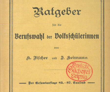 Titelblatt: Ratgeber für die Berufswahl der Volksschülerinnen von K. Fischer und J. Heimann. Der Gesamtauflage 82.-87- laufend. Berufswahltabelle gesetzlich geschützt. Breslau. Priebatsch's Verlagsbuchhandlung. Roter Stempel: Deutsche Bücherrei Leipzig. Signatur: 1915 B 8561