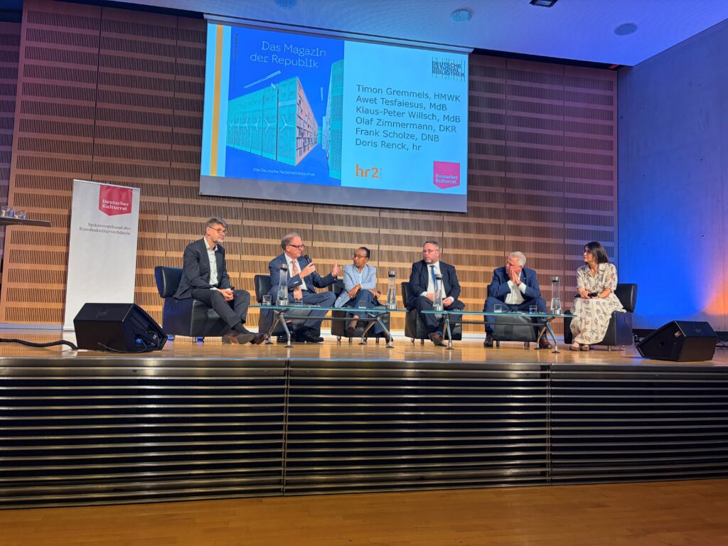 Diskussionsrunde im Vortragssaal der DNB in Frankfurt am Main. Von links nach rechts: Frank Scholze, Olaf Zimmermann, Awet Tesfaiesus, Timon Gremmels, Klaus-Peter Willsch und Doris Renck.
