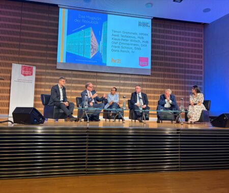 Diskussionsrunde im Vortragssaal der DNB in Frankfurt am Main. Von links nach rechts: Frank Scholze, Olaf Zimmermann, Awet Tesfaiesus, Timon Gremmels, Klaus-Peter Willsch und Doris Renck.