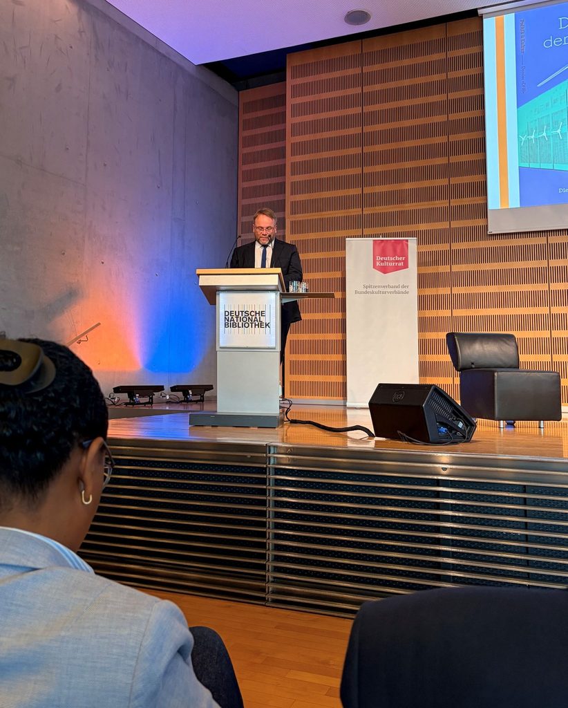 Timon Gremmels, Hessischer Minister für Wissenschaft und Forschung, Kunst und Kultur, bei seinem Grußwort im Vortragssaal der DNB in Frankfurt am Main.