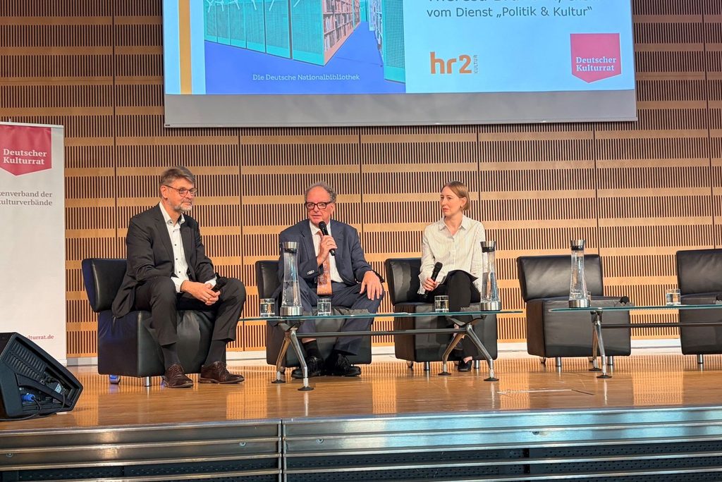 Interview im Vortragssaal der DNB in Frankfurt am Main. Von links nach rechts: Frank Scholze, Olaf Zimmermann und Theresia Brüheim.