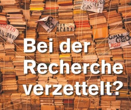 Postkarte: Bücherstapel mit Aufschrift „Bei der Recherche verzettelt?“