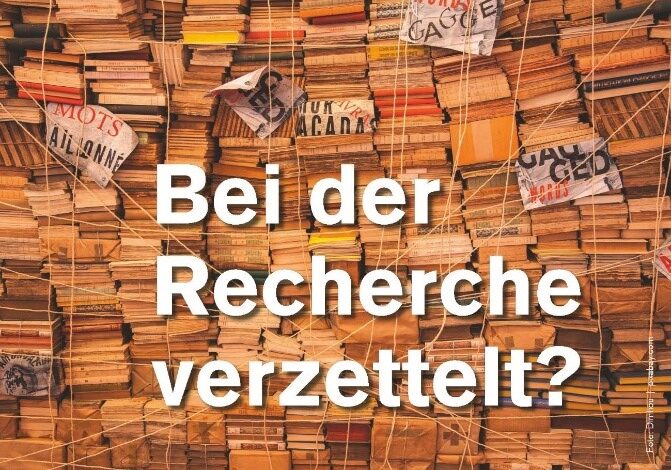 Postkarte: Bücherstapel mit Aufschrift „Bei der Recherche verzettelt?“