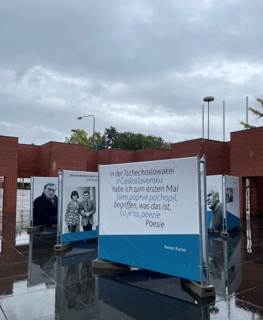 Ausstellung Reiner Kunze auf dem Vorplatz der DNB