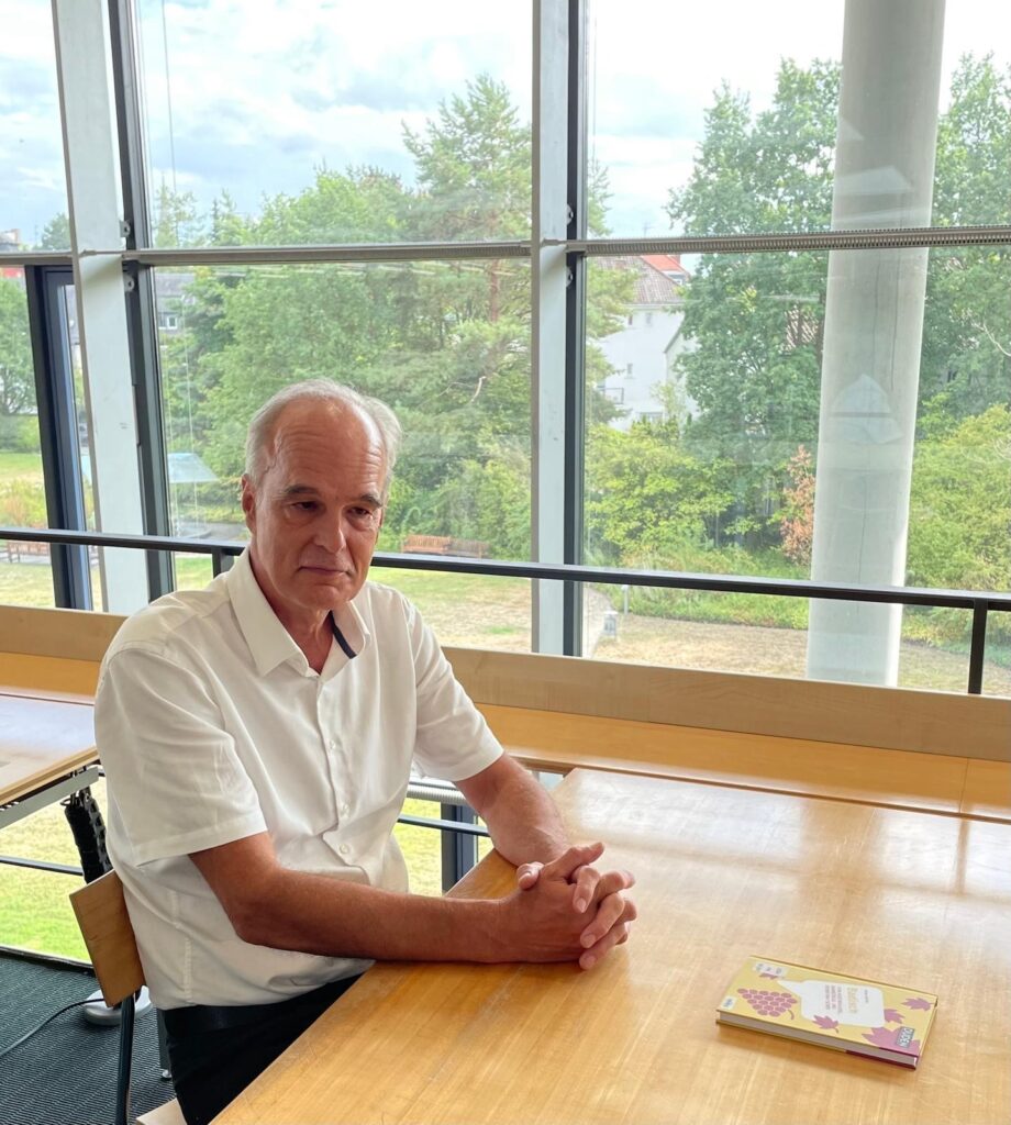 Frank Winter an einem Arbeitstisch im Lesesaal der DNB