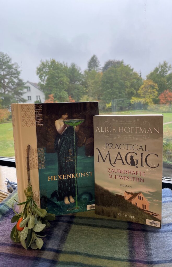 Zwei Bücher über Hexen und Hexenkunst und ein kleiner Besen aus Salbeiblättern
