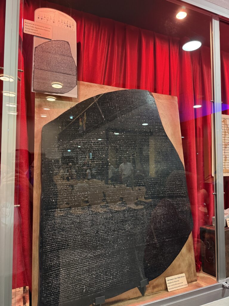 Vitrine mit einer originalgtreuen Kopie des Steins von Rosetta