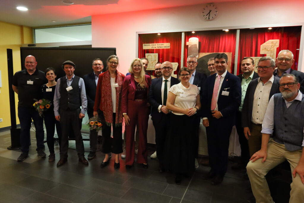 Gruppenfoto vor der Vitrine