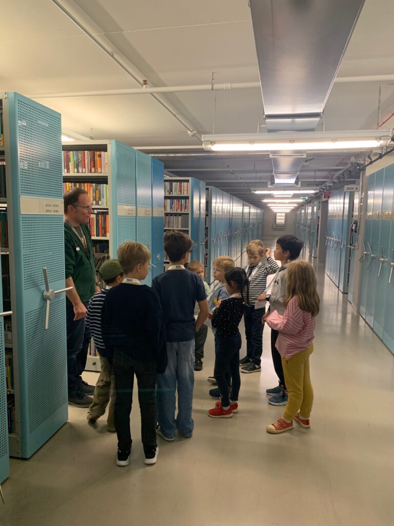 Eine Gruppe Kinder steht in einem modernen Magazin