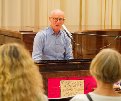 Ekkehard Maaß spielt am Harmonium und singt vor Publikum.